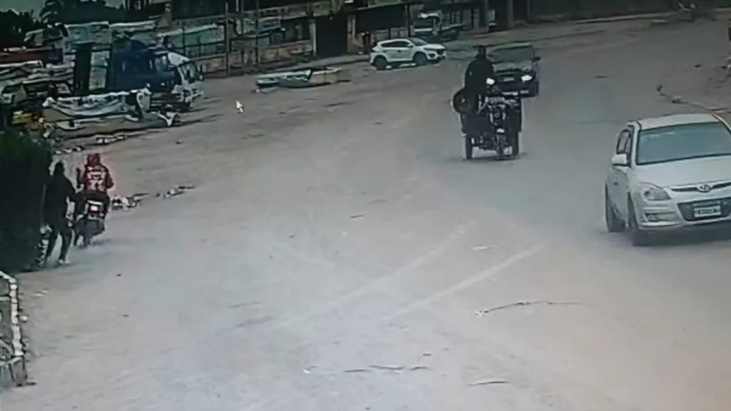 كاميرات المراقبة توثق.. سرقة هاتف محمول أمام توكيل فولكس فاجن بمنطقة العجمي